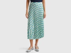 Pleated skirt with geometric pattern