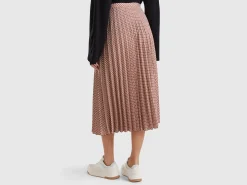 Pleated skirt with geometric pattern