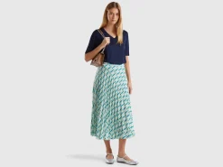 Pleated skirt with geometric pattern