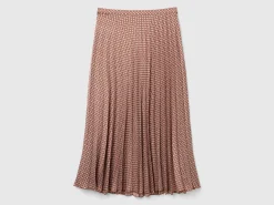 Pleated skirt with geometric pattern