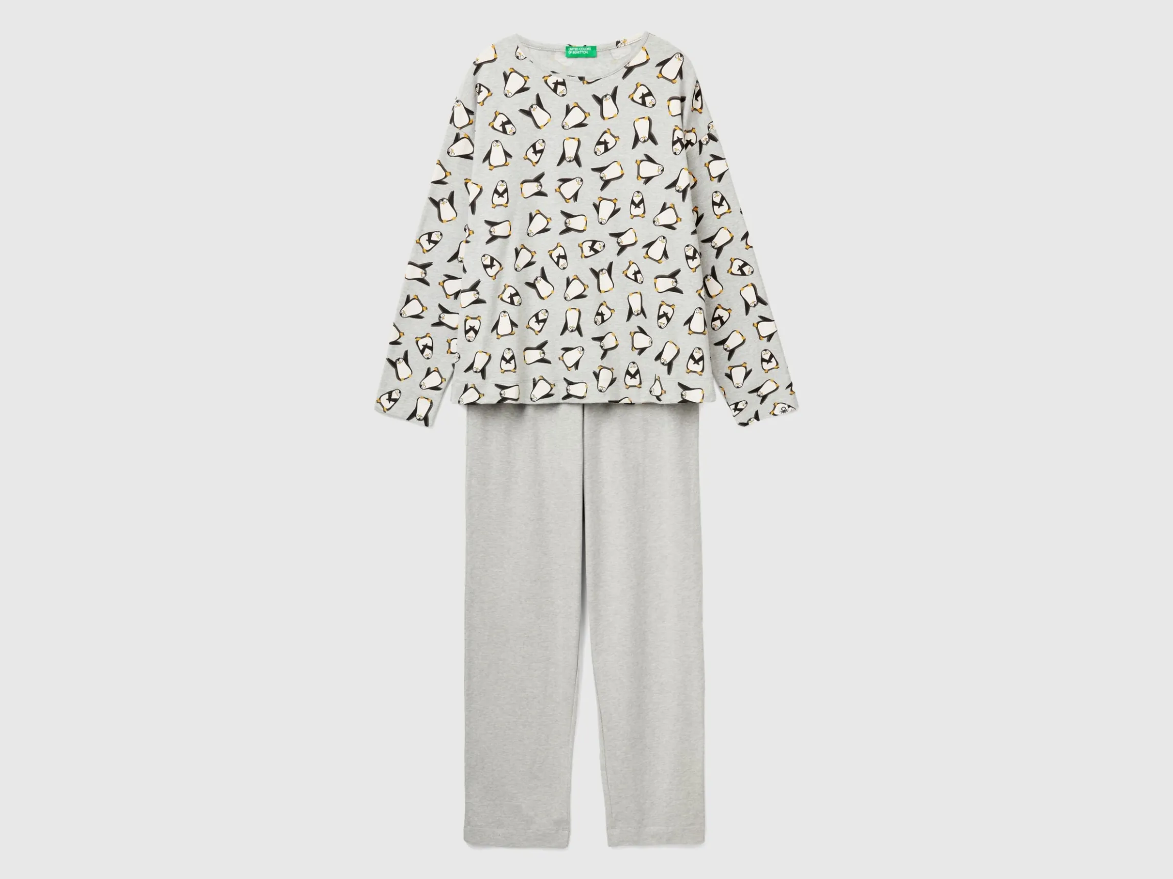 Pyjamas with penguin print