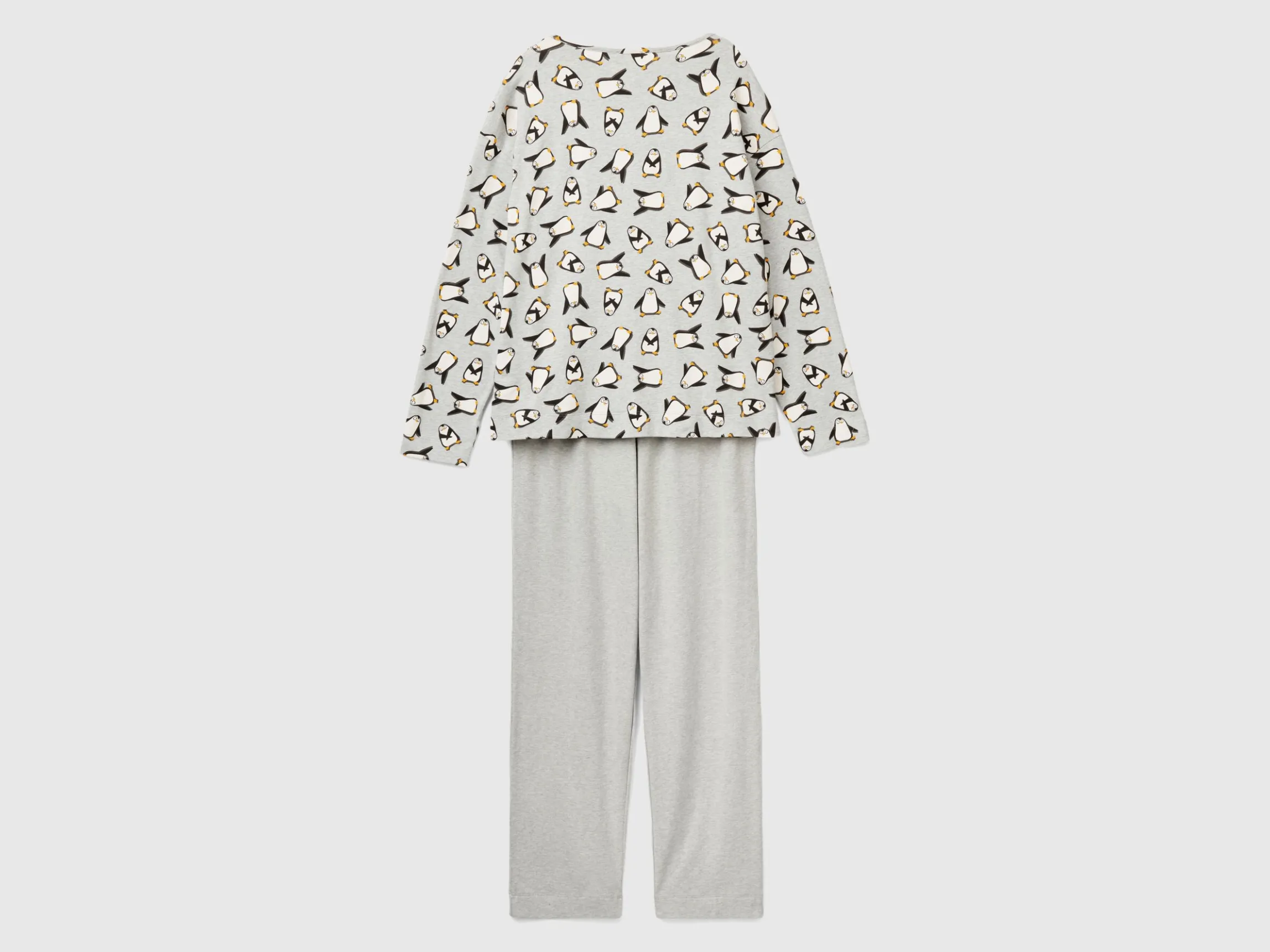 Pyjamas with penguin print