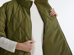 Quilted cape with lightweight padding