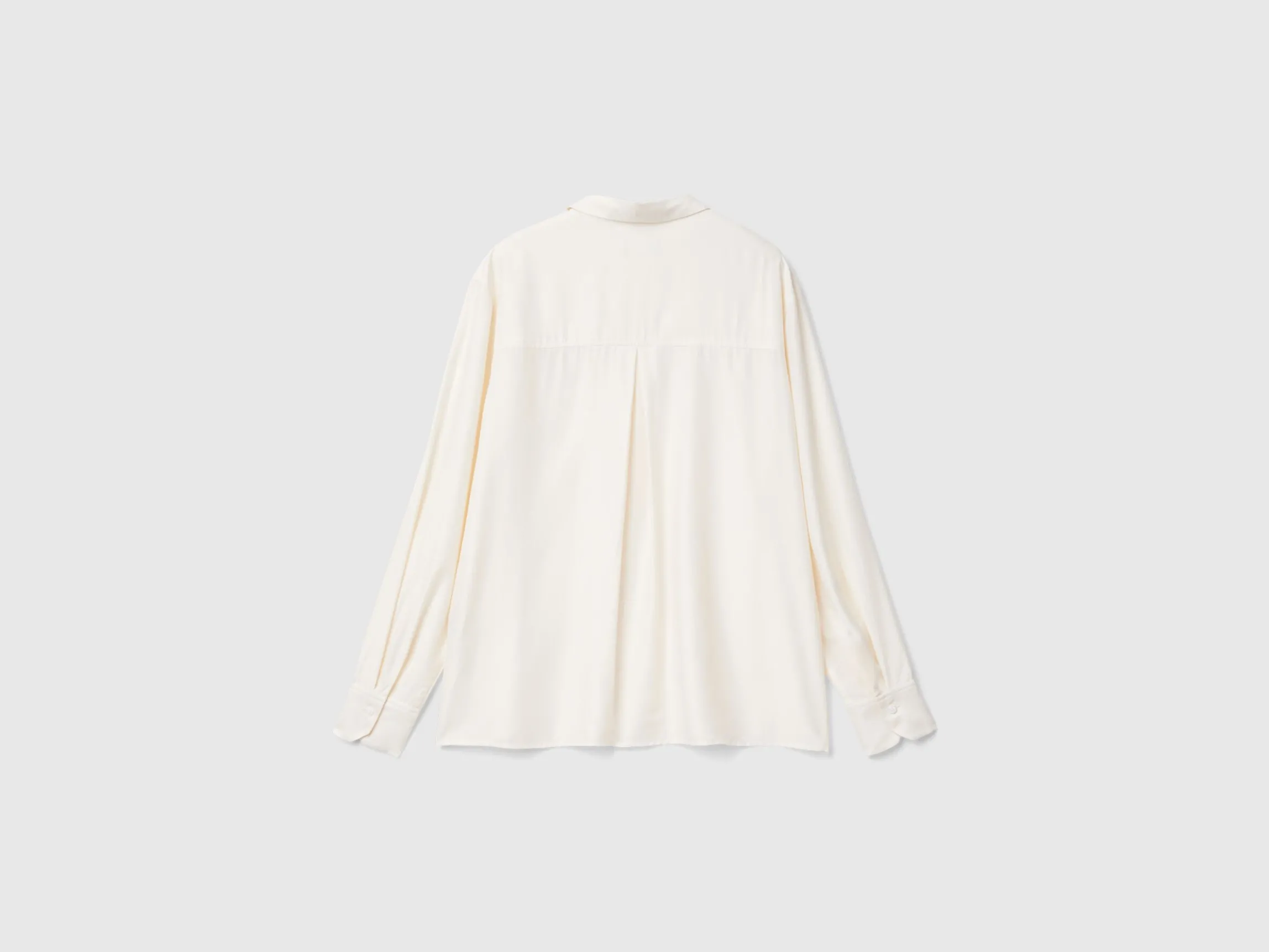 Regular fit flowy shirt