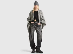 Reversible cape