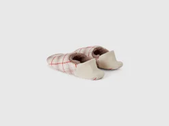Reversible faux fur slippers