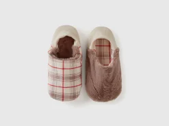 Reversible faux fur slippers