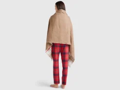 Reversible scarf cape