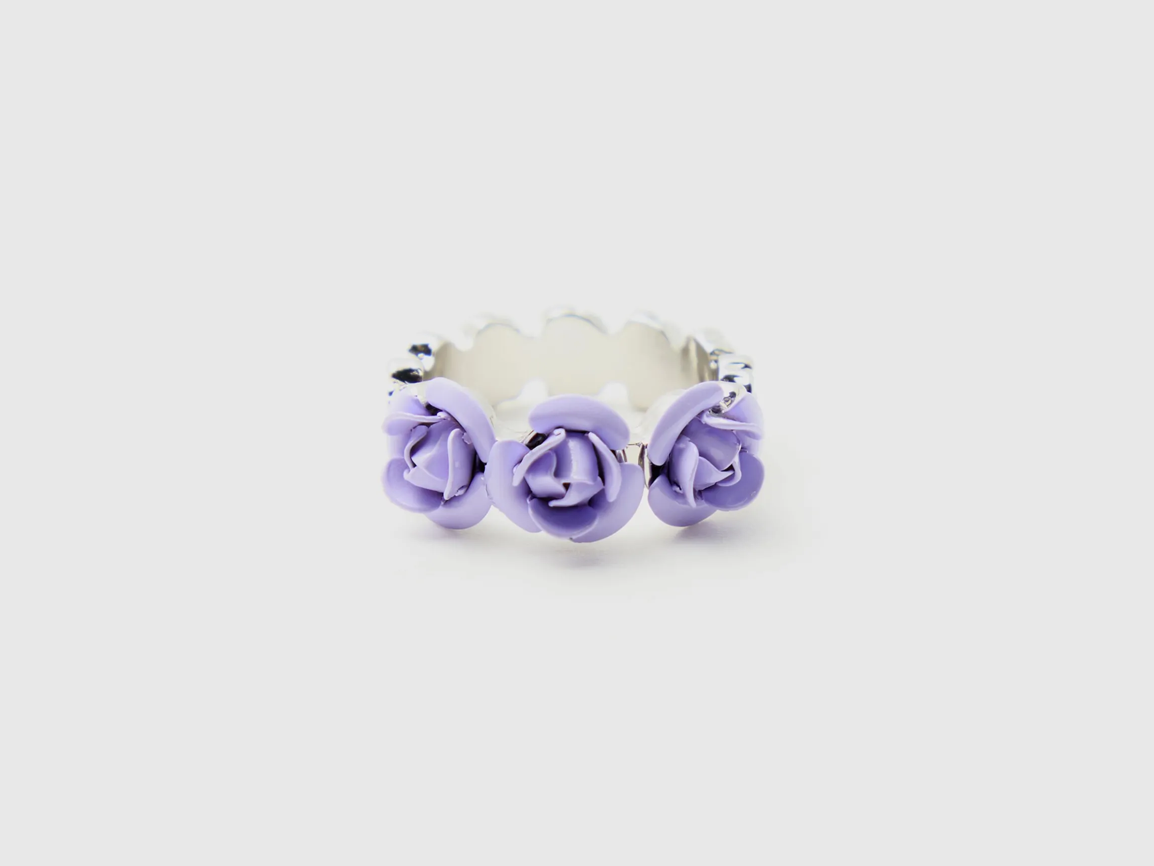Ring with roses