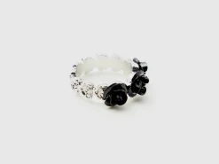 Ring with roses