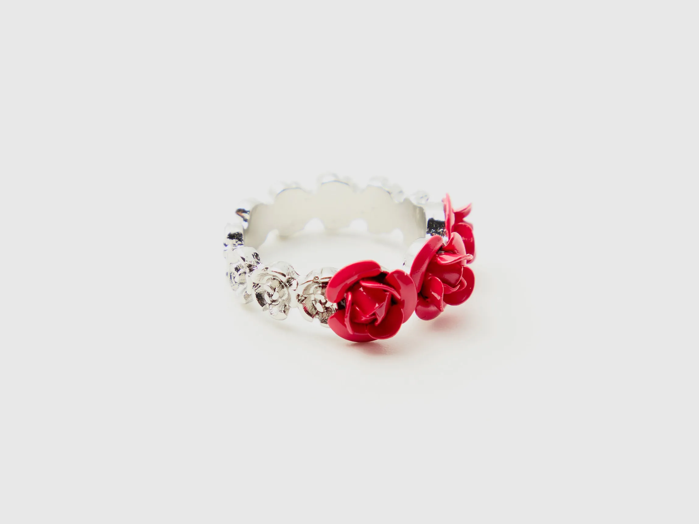 Ring with roses