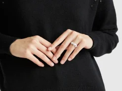 Ring with roses