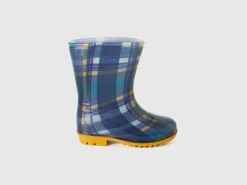 Rubber rain boots