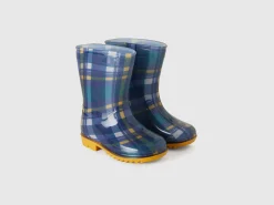 Rubber rain boots