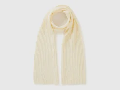 Scarf with cable knit