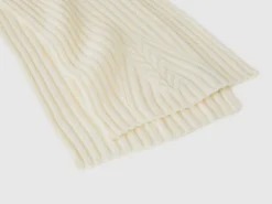 Scarf with cable knit