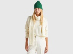Scarf with cable knit