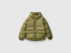 Short puffer jacket padded with recycled feathers