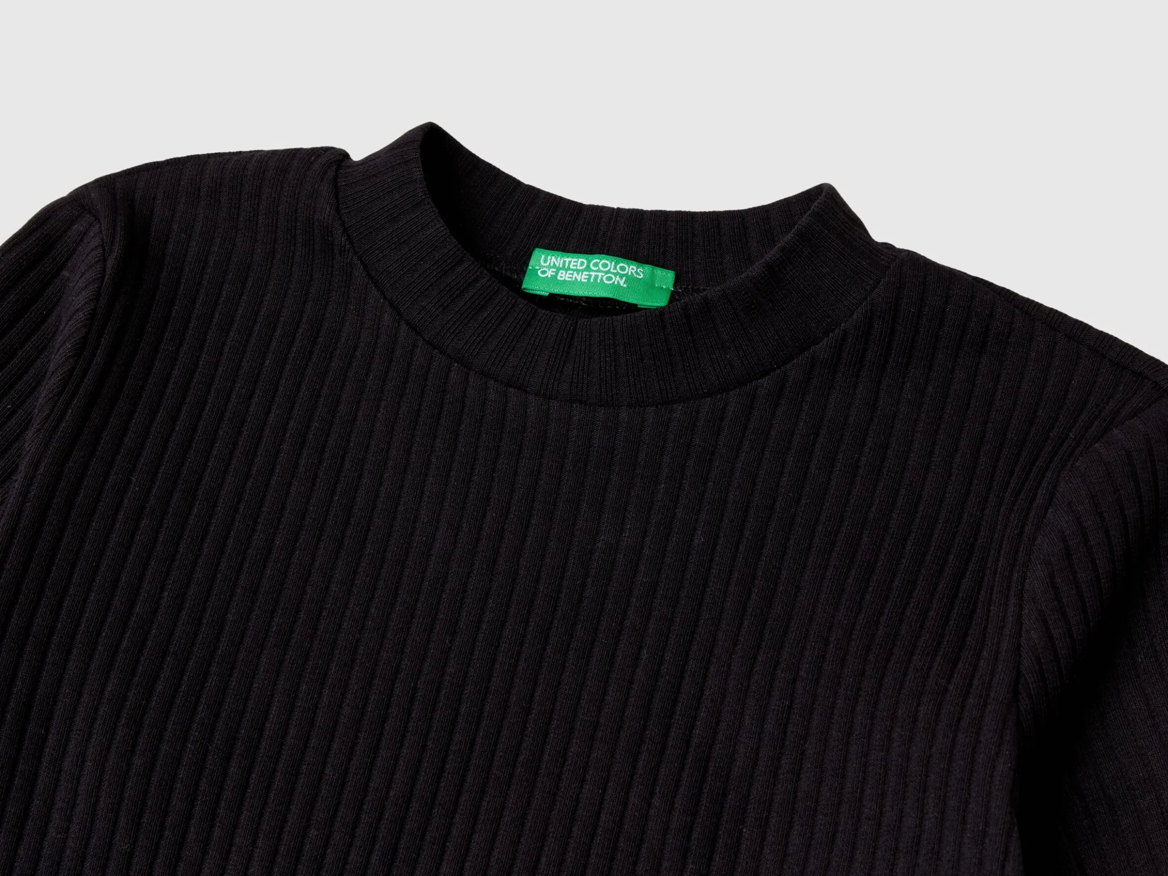Short sleeve turtleneck t-shirt