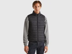 Sleeveless puffer jacket with recycled wadding