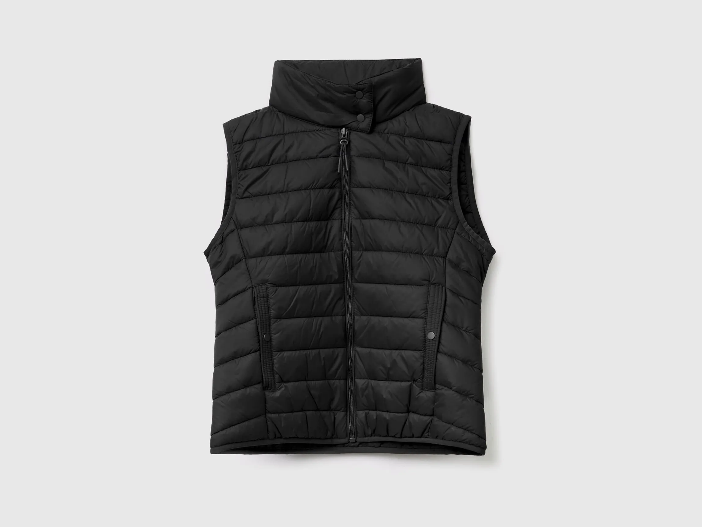 Sleeveless puffer jacket with recycled wadding