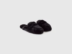 Slippers in faux fur