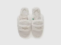 Slippers in faux fur