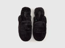 Slippers in faux fur