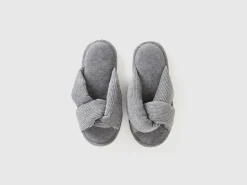 Slippers with woven upper