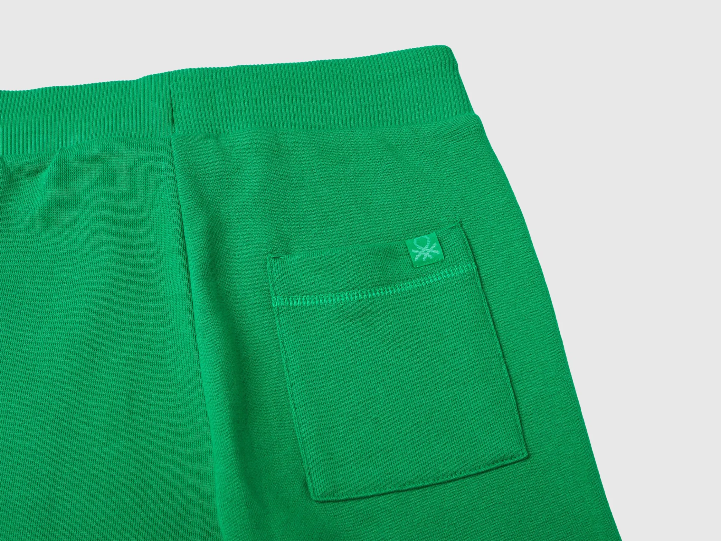 Sporty trousers with drawstring