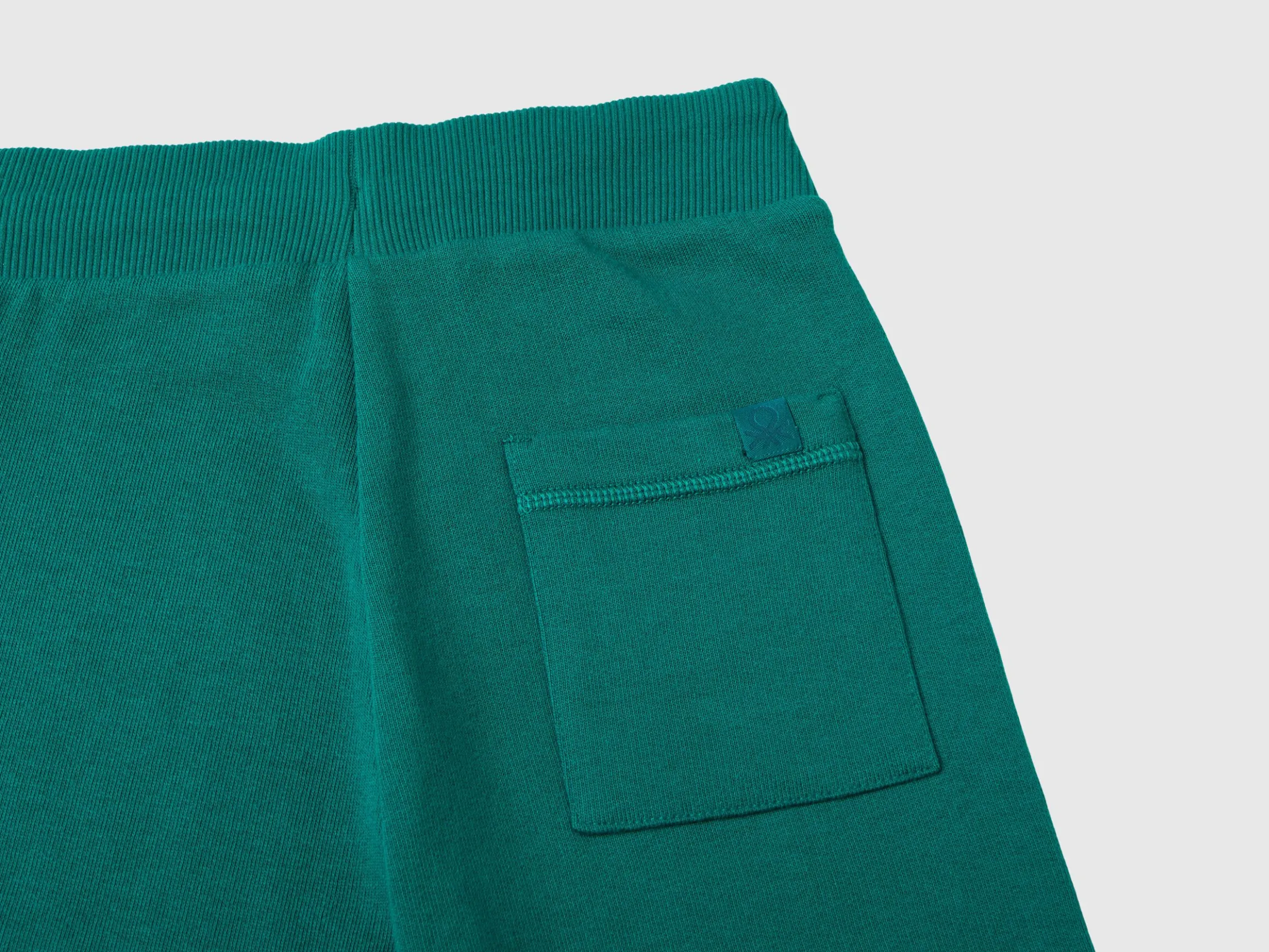 Sporty trousers with drawstring