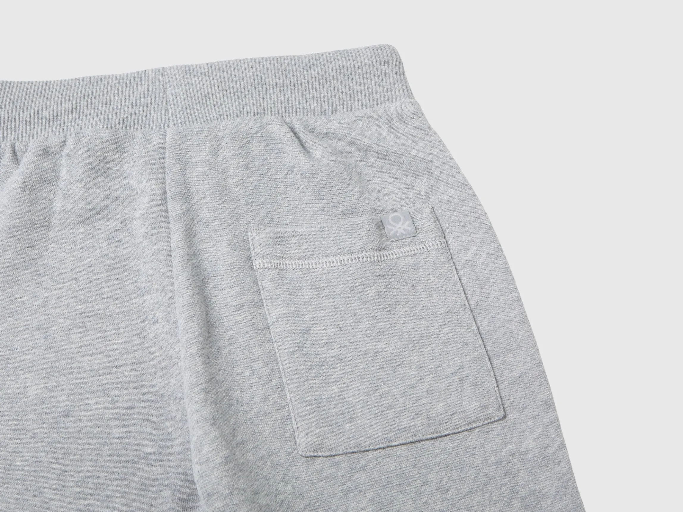Sporty trousers with drawstring