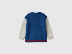 Sweater with number inlay