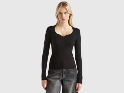 Sweater with sweetheart neck