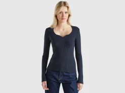 Sweater with sweetheart neck