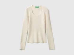 Sweater with sweetheart neck