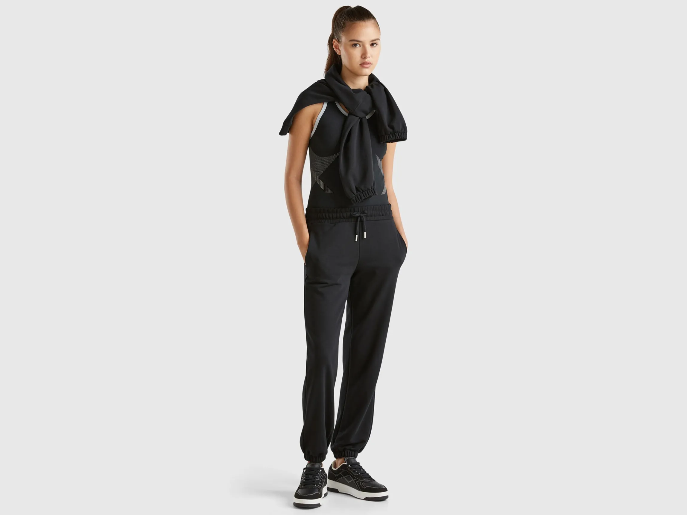 Sweatpants with drawstring