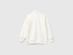 Sweatshirt with collar