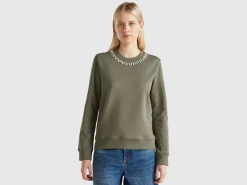 Sweatshirt with jewel effect applique