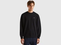 Sweatshirt with logo patch