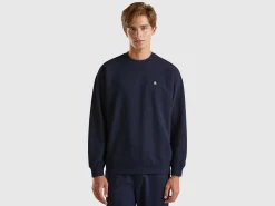 Sweatshirt with logo patch