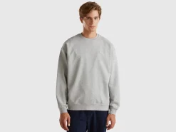 Sweatshirt with logo patch