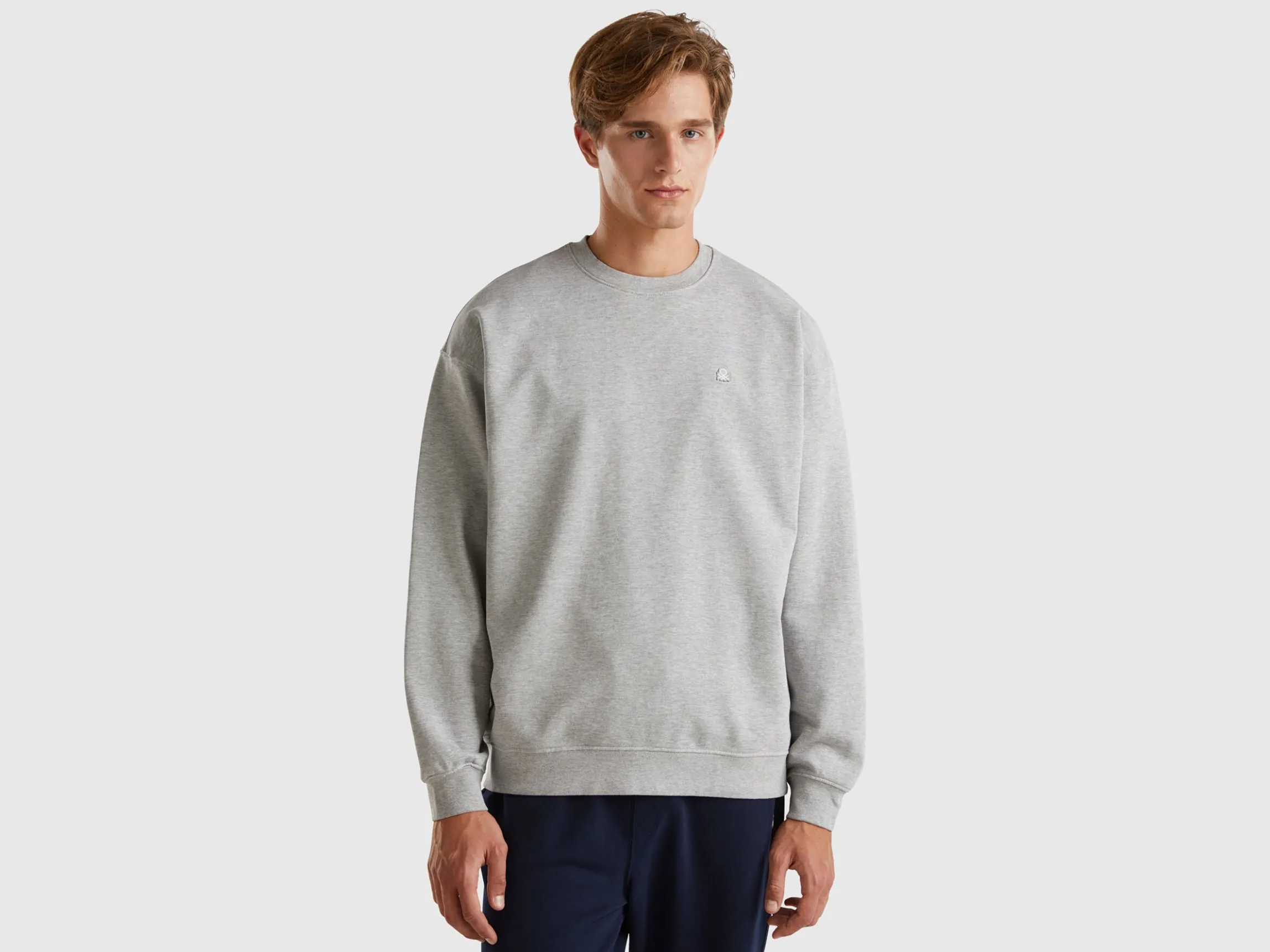 Sweatshirt with logo patch