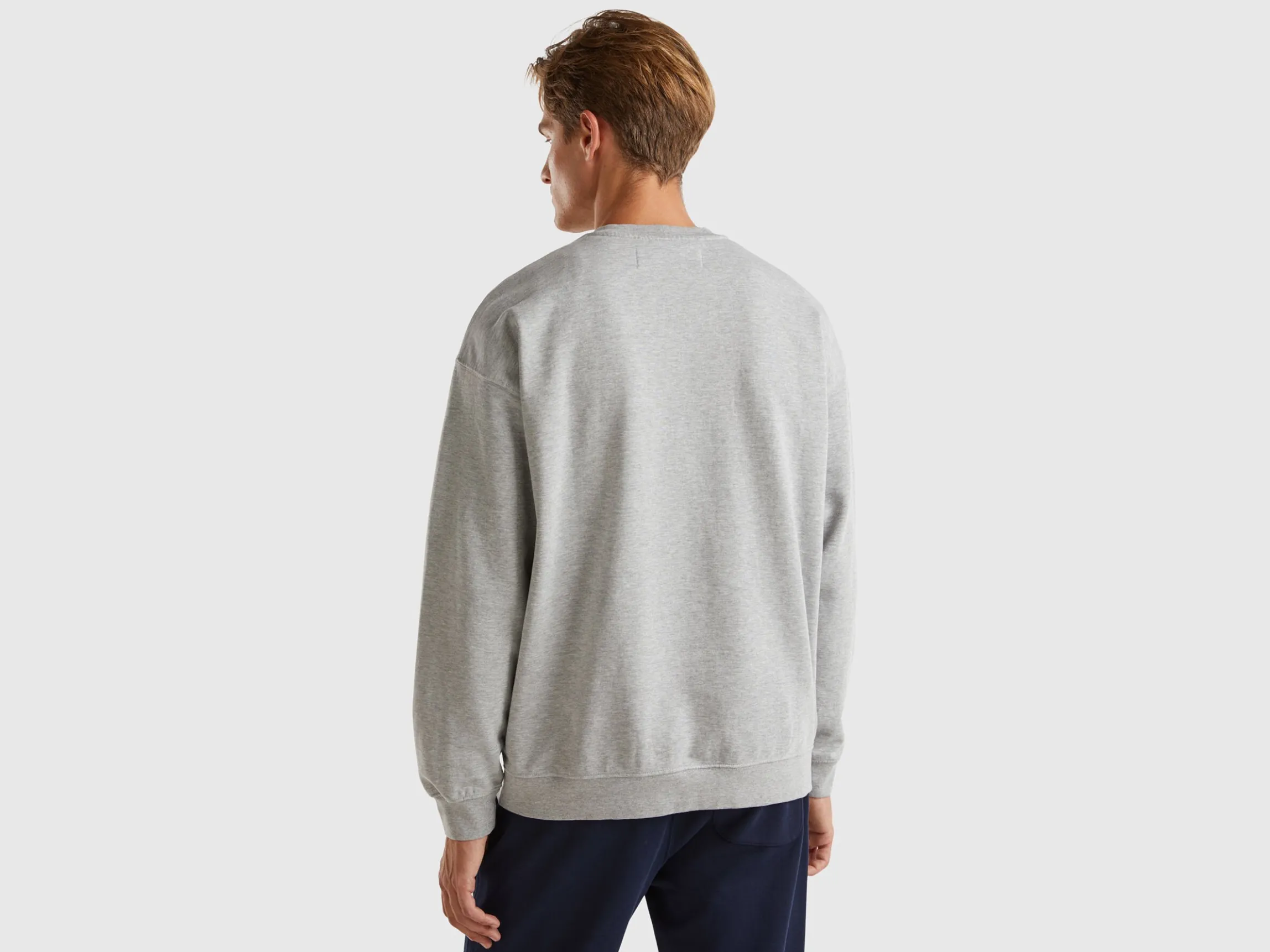 Sweatshirt with logo patch