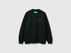 Sweatshirt with logo patch
