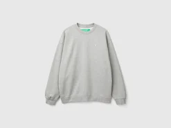 Sweatshirt with logo patch