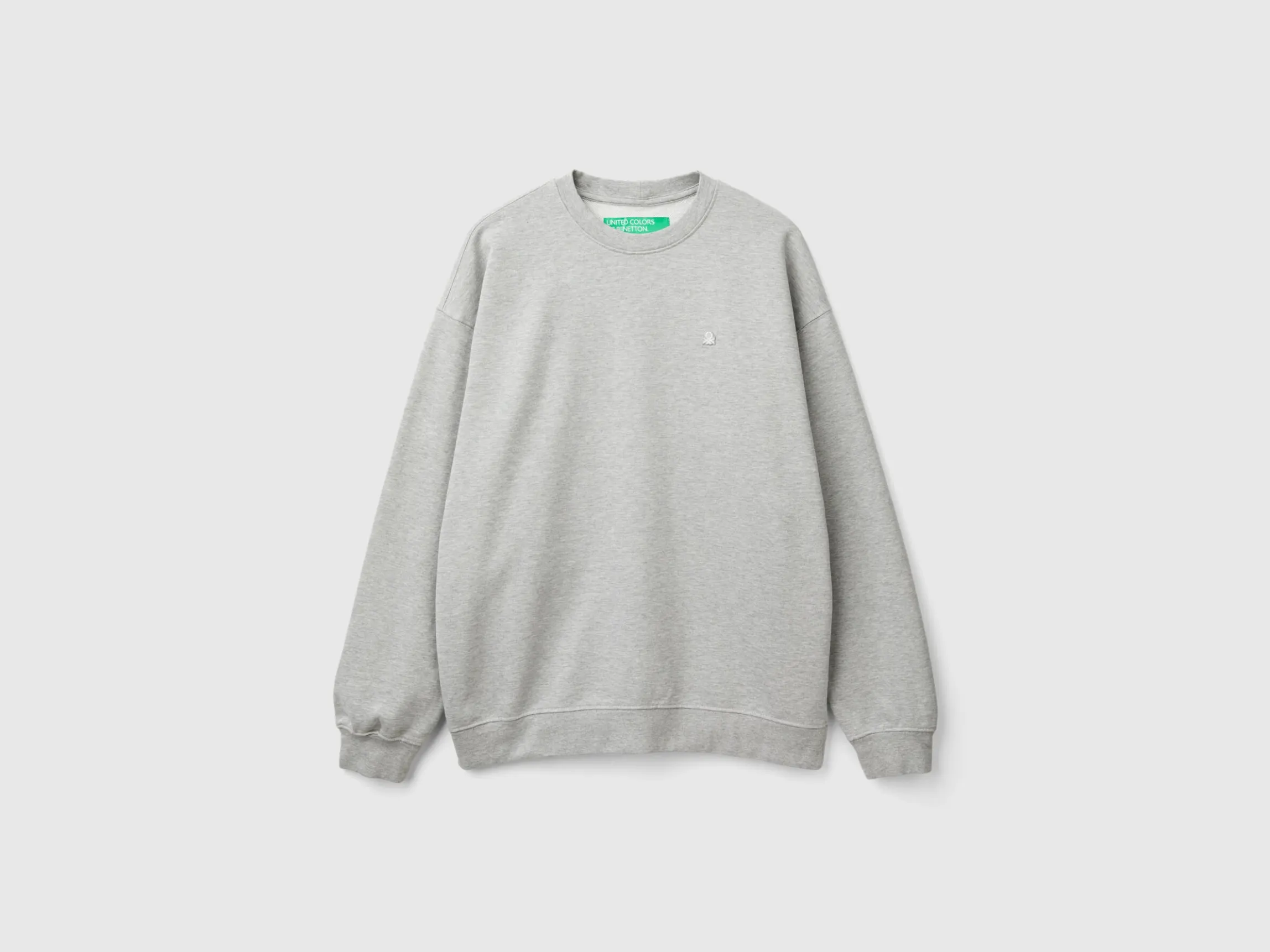 Sweatshirt with logo patch