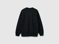 Sweatshirt with logo patch