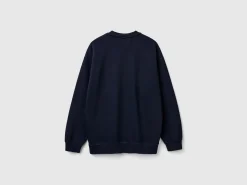 Sweatshirt with logo patch