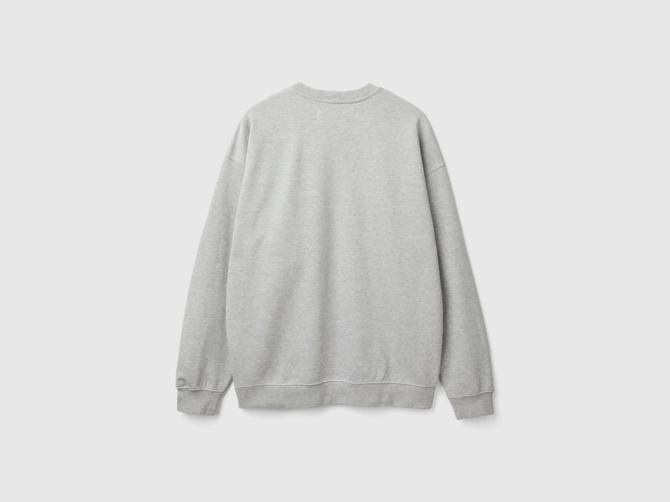 Sweatshirt with logo patch